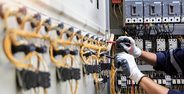 Professional Electrician technician working in Mount Prospect, IL